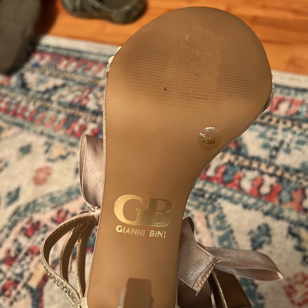 Heels - Picture 4 of 4